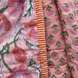 Quiltet tæppe - Peach Poppy / Pink Floral