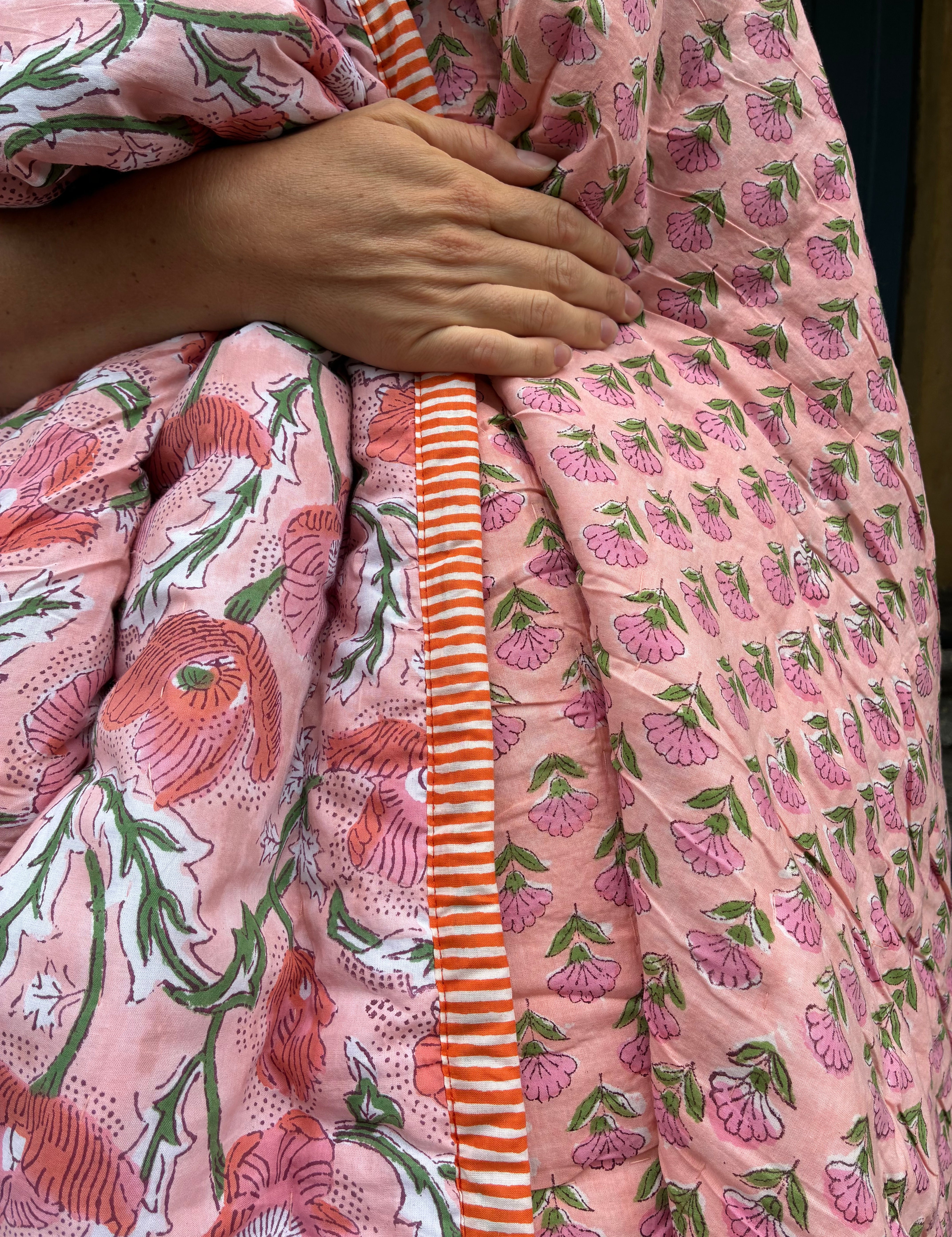 Quiltet tæppe - Peach Poppy / Pink Floral