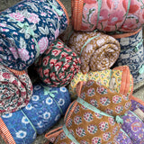 Quiltet tæppe - Blue Meadow / Antique Floral