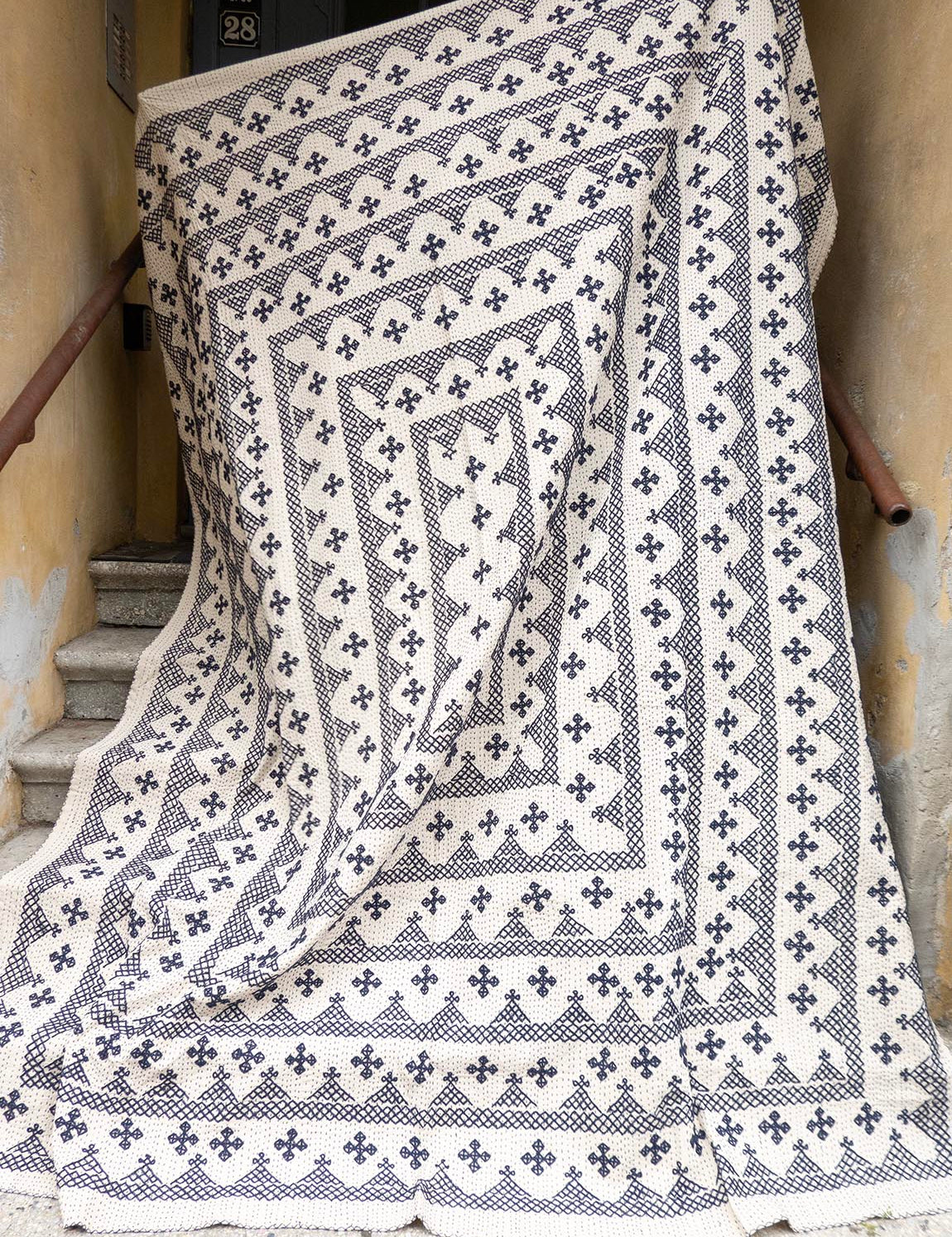 PRE-ORDER (nov. lev.) Cross stitch sengetæppe - Blue