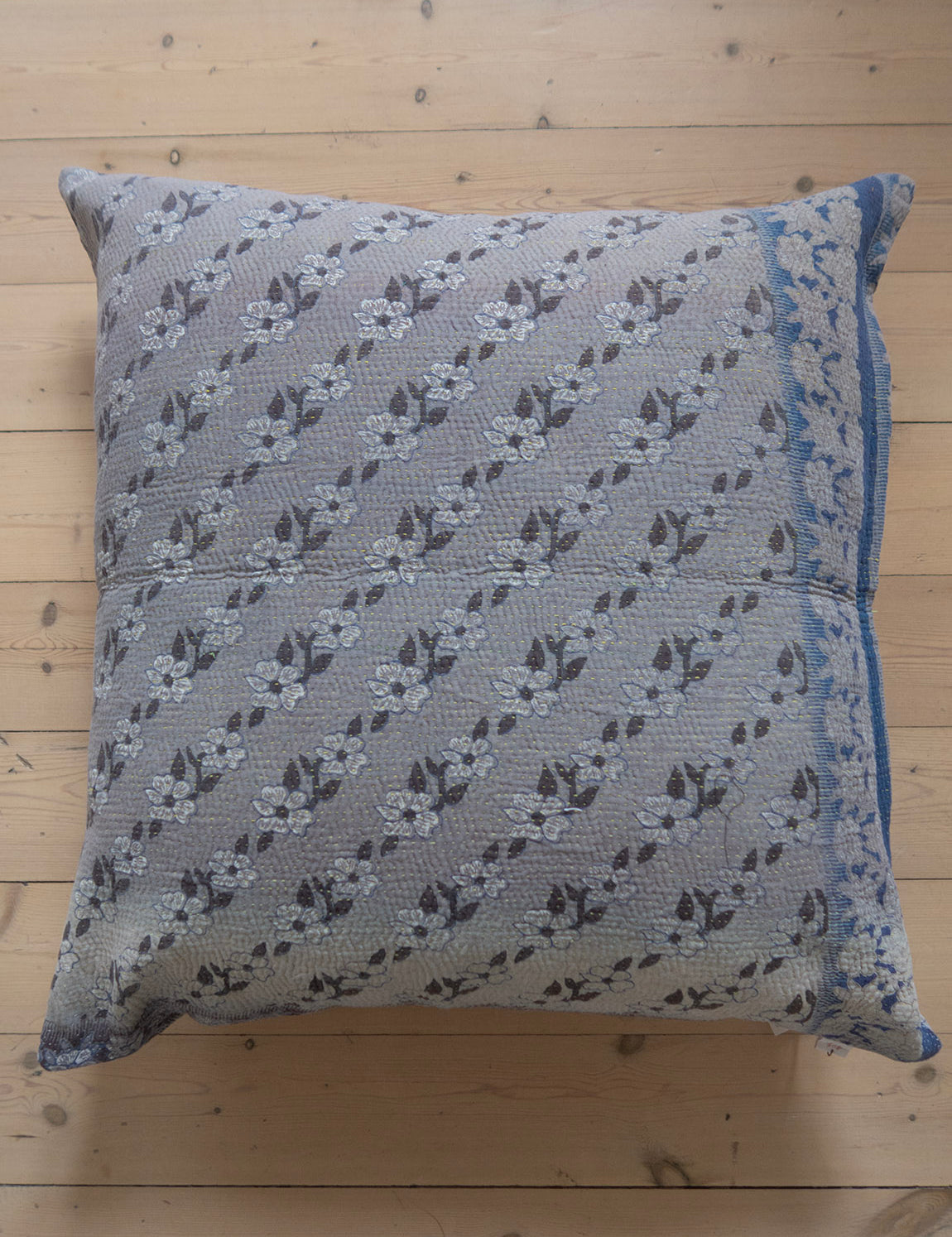 Indian kantha cushion L - 309