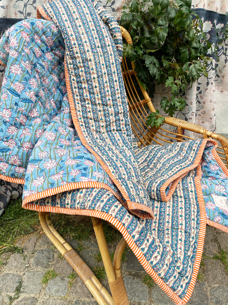 Quiltet tæppe - Light Blue/Blue Stripe