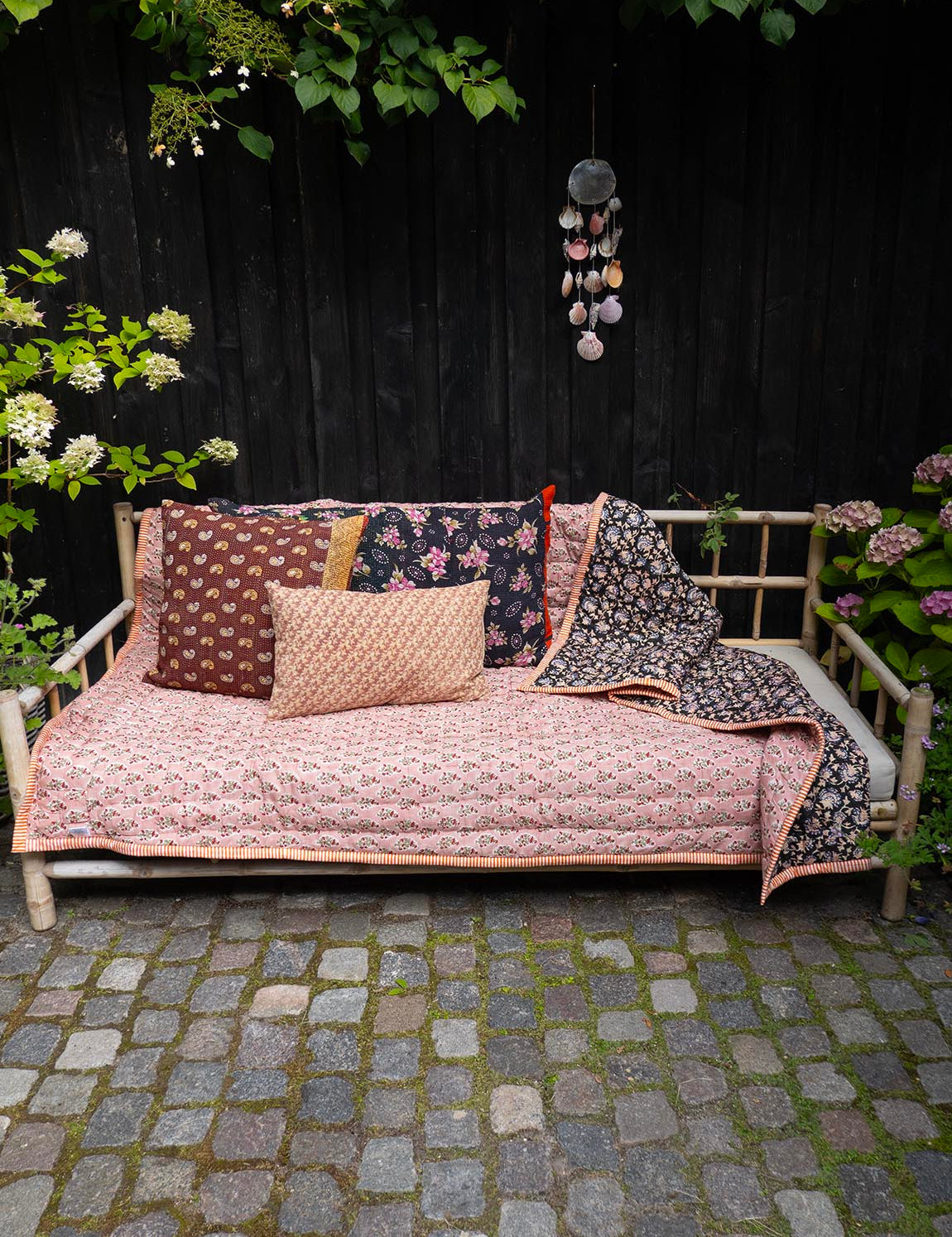Quiltet tæppe -  23 Black/Old Rose