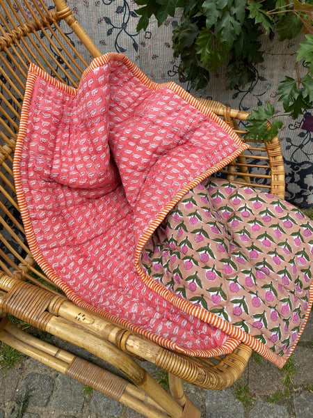 Quiltet babytæppe - Coral Pink/Beige