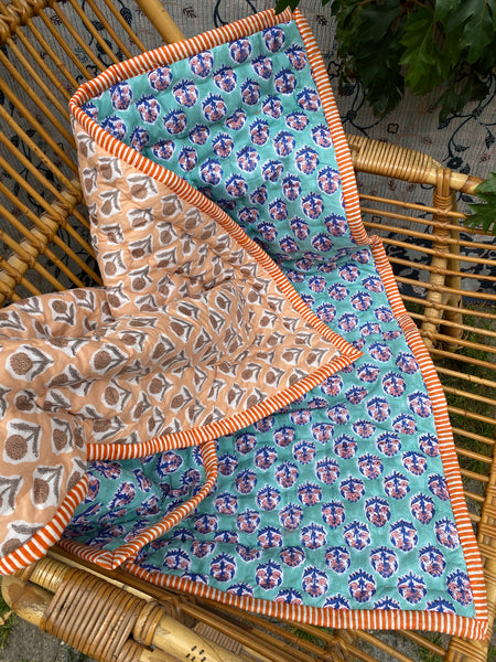 Quiltet babytæppe - Turquoise/Beige