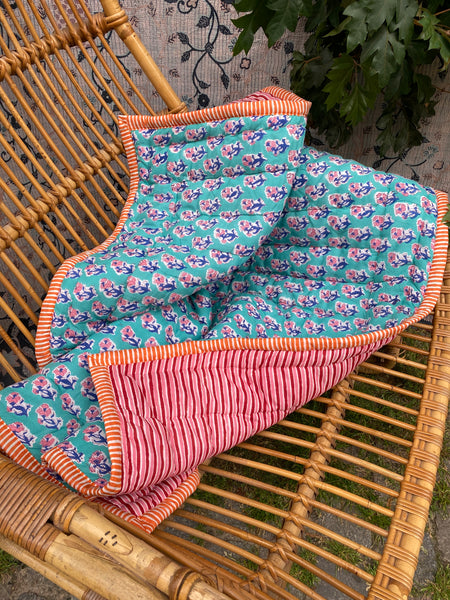 Quiltet babytæppe - Turquoise/Red stripe