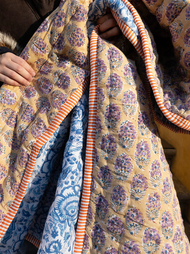 Quiltet tæppe - Mustard / Porcelain