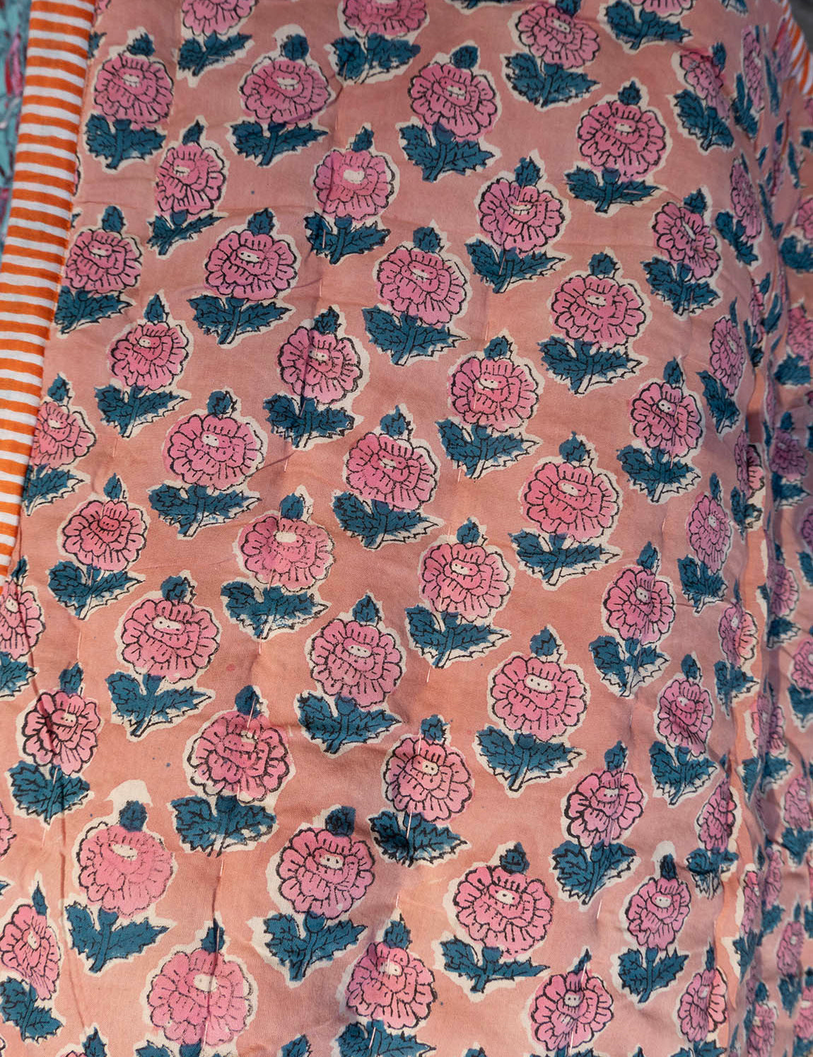 Quiltet tæppe - Peach Pink / Turqoise
