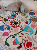 Craft Sisters nye smukke håndbroderede tæpper lavet i Jaipur, Indien efter gamle håndarbejdstraditioner. Hvert enkelt tæppe er unikt med særlige farver og mønstre. Tæpperne er utrolig dekorative som sengetæpper eller som farverige duge.     Dobbeltlags bomuld broderet med farvet tråd af bomuld.  