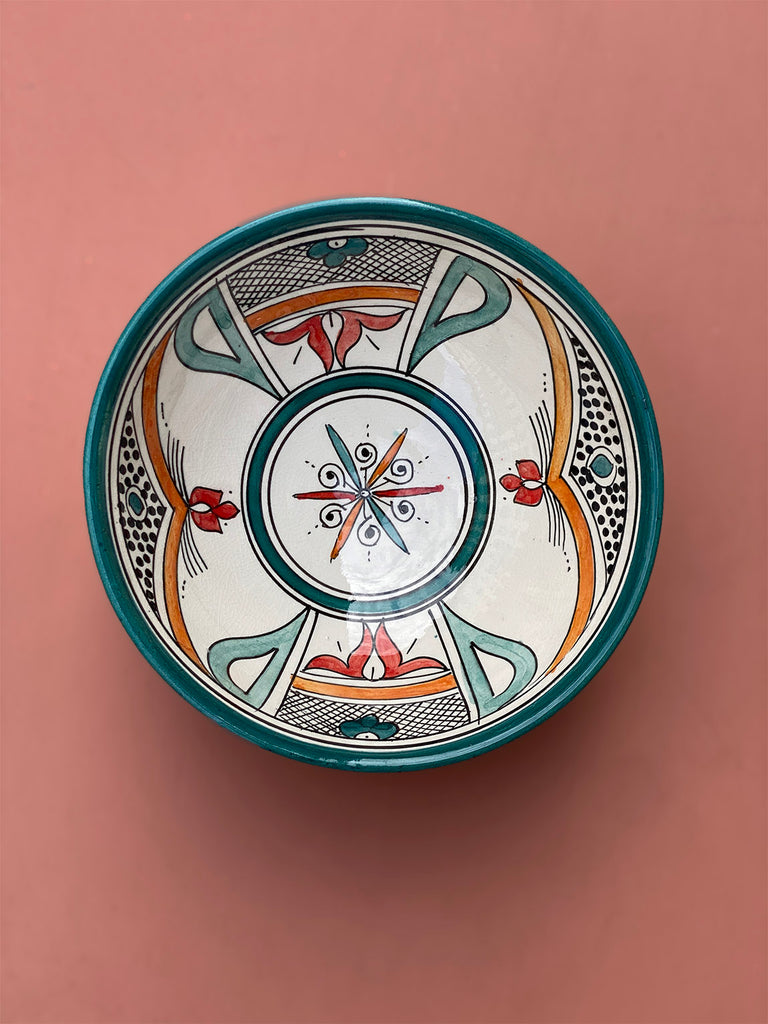 Håndmalet skål til for eksempel salat, suppe eller frugt.    Craft Sisters' serie af autentisk marokkansk keramik er håndlavet ud fra lokale traditioner, og hvert enkelt produkt er unikt . 